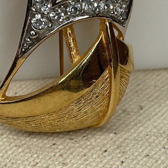 Burberry Vintage Sailing Ship Brooch Pin Pave Crystal Gold Plate 1.75" X 1" - Picture 3 of 9